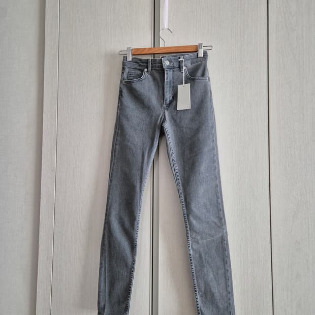 COS (택달린 새 옷)