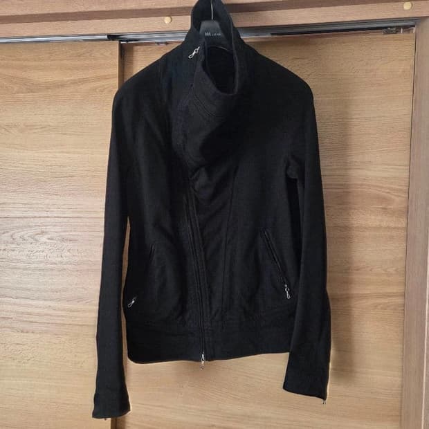 율리우스  비대칭 하이넥 재킷