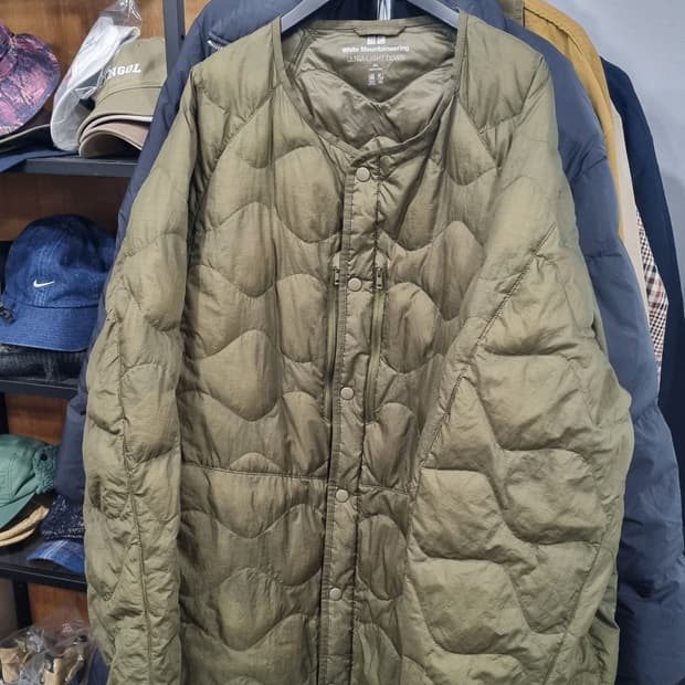 유니클로 화이트 마운티어링 경량패딩 2xL 상태좋아요~