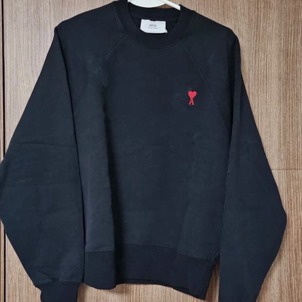 아미 ami 블랙 스몰하트 로고 맨투맨