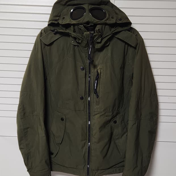 CP컴퍼니 고글 견장 카키 자켓