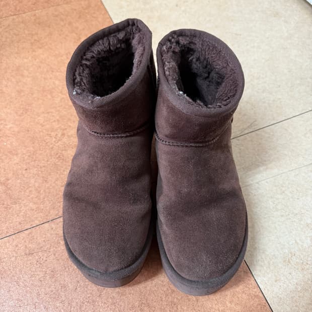 어그 클래식 울트라 미니 플랫폼 부츠 번트 시더