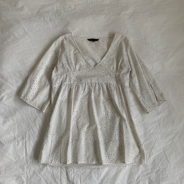 화이트 픽셀 블라우스