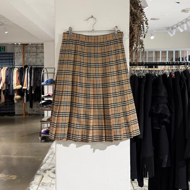 버버리 베이지 노바체크 플리츠 미디 스커트