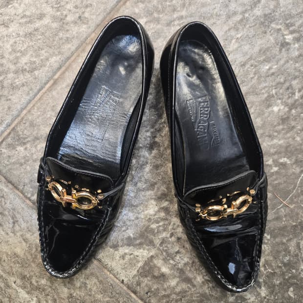 페라가모 블랙 페이턴트 로퍼 여성용 애나멜