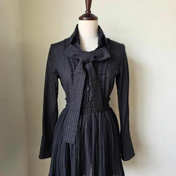 블랙 프릴 은사 스트라이프 타이 블라우스