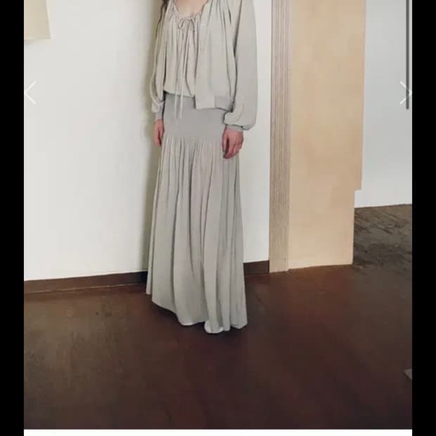 모노하 draped shirred long skirt 라이트그레이