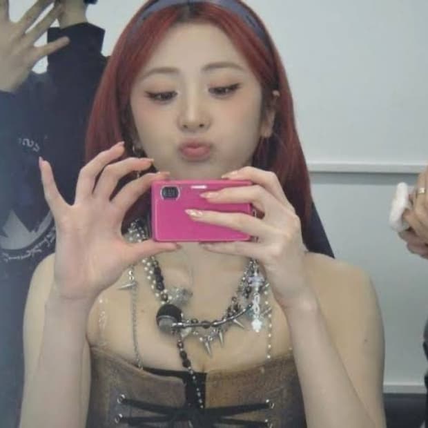 르세라핌 윤진 픽💗 SONY 소니 사이버샷 DSC-TX55 레트로핑크