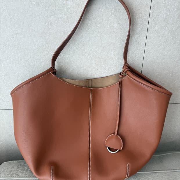 님버스 숄더백 미디움 (2번 착용/ 거의새상품)