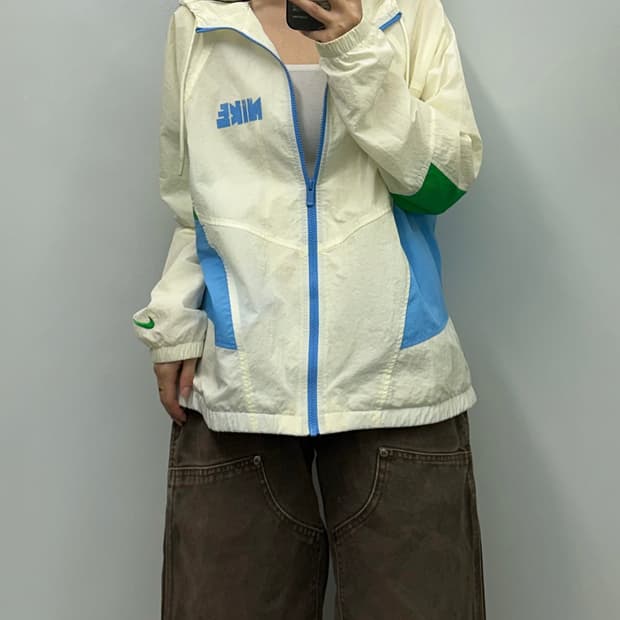 나이키 신형 윈드러너 아이보리 바람막이 자켓