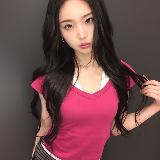 키키 이솔 착용 디망쉬 브이넥 더블탑
