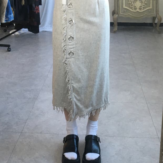 Fringe button point skirt