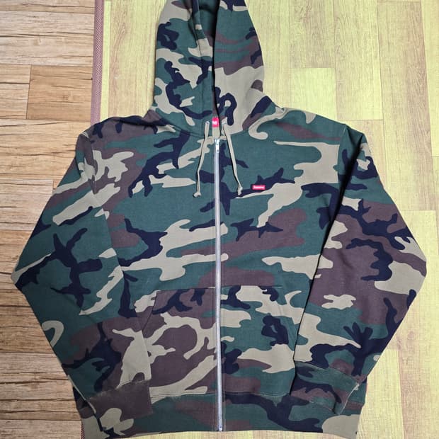 슈프림 스몰 박스 집업 후드 스웨트셔츠 우드랜드 카모 - 24FW