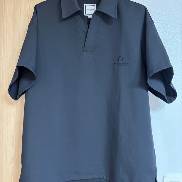 (50) 우영미 24S/S 블랙 오픈 칼라 티셔츠