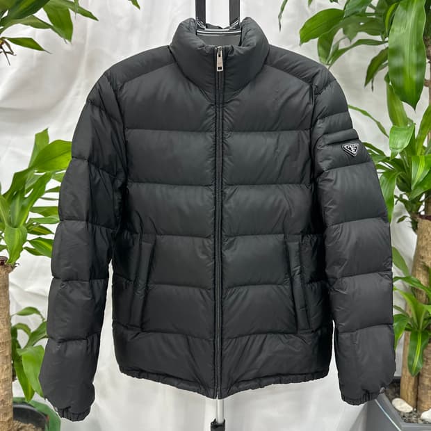 [정품] 프라다 트라리앵글 로고 다운패딩 블랙