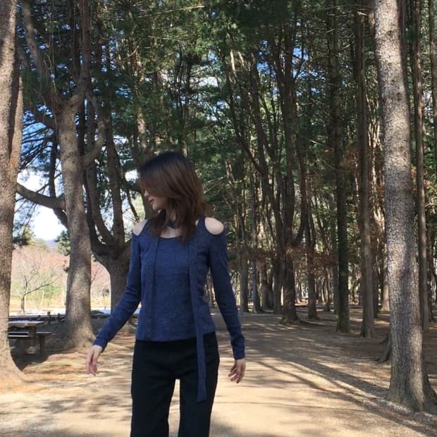 페인츄얼 컷아웃 스카프 블루 니트