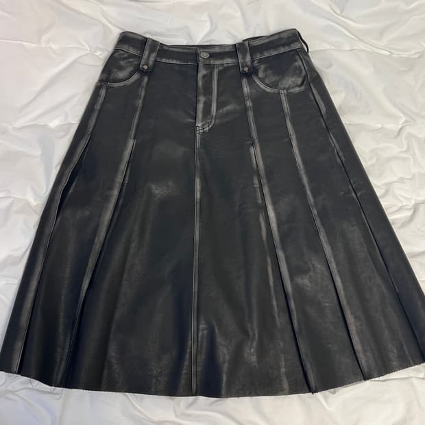 러프넥 워싱 래더 스커트 블랙