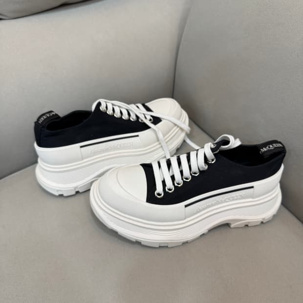 새상품 알렉산더맥퀸 트레드 슬릭 스니커즈 36사이즈 