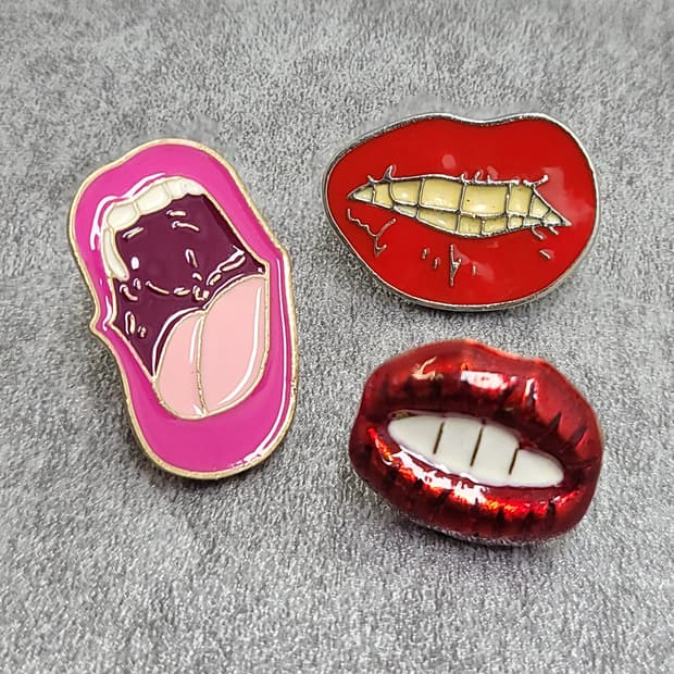lip badge set