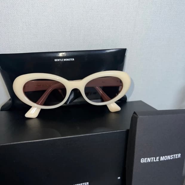 젠틀몬스터 르01 아이보리 제니착용템