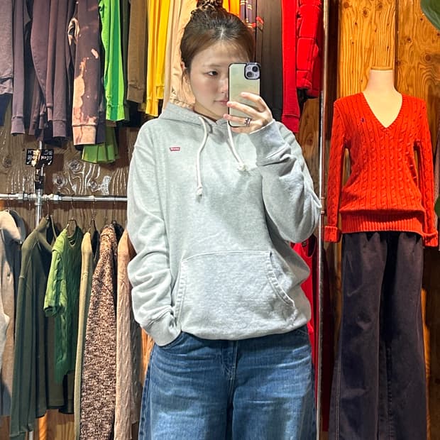 M 리바이스 스몰로고 레드탭 화이트 기모 후드티