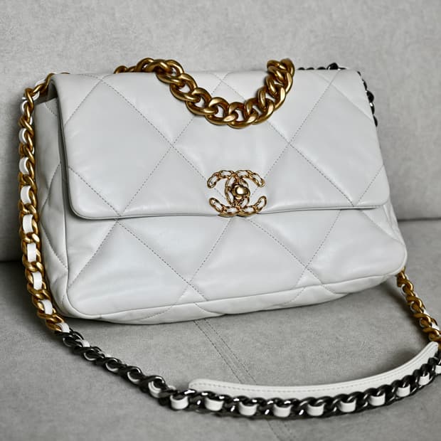 샤넬 19백 화이트 숄더백 금장 체인