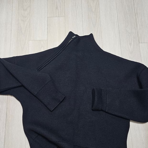 (새상품)자크뮈스 메리노울 넥 크롭 집업 스웨터 블랙/S