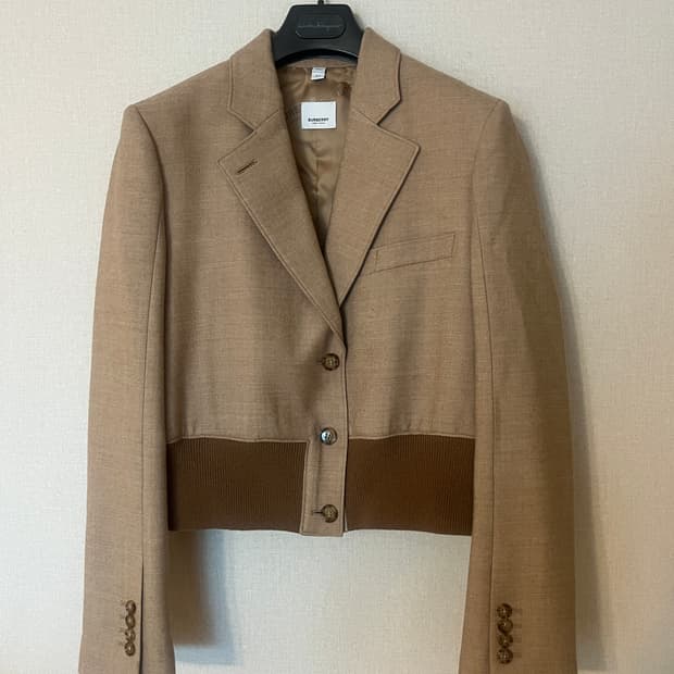 버버리 크롭 기장의 블레이저 자켓