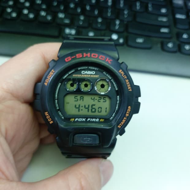 블랙 색상의 카시오 지샥 남성 시계