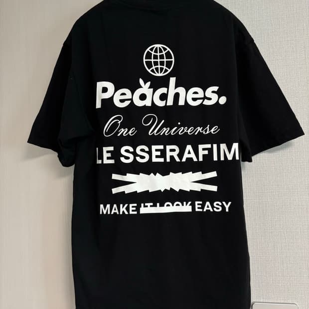 르세라핌 X 피치스 스테이플 숏 슬리브 티셔츠 (M)