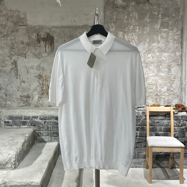 존 스메들리 화이트 스탠다드 핏 아드리안 하프 니트