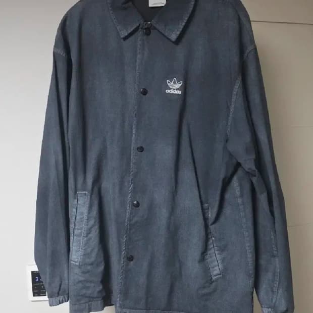 아디다스 에센셜 다이 코치 셔츠 M