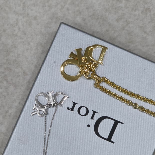 디올 금장 dior 로고 레터링 목걸이(남녀공용)