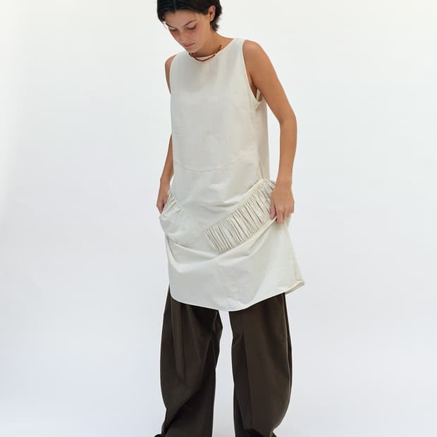 ETHOS UNBALANCE SLEEVELESS DRESS, 차콜