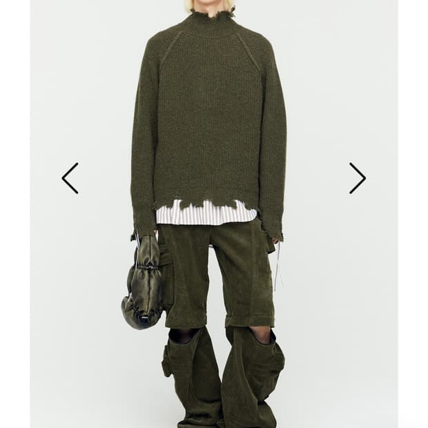 앤더슨벨 데미지 터틀넥 스웨터