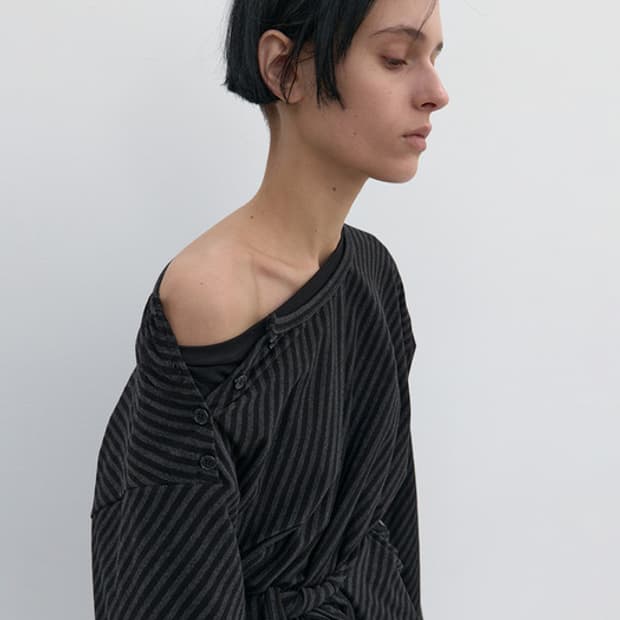 낫띵에브리띵 스트라이프 디테일 탑