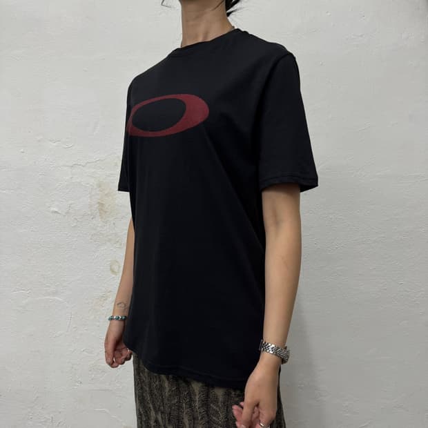 오클리 (OAKLEY) 블랙컬러 프론트 입체 서클로고 코튼 크루넥 반팔