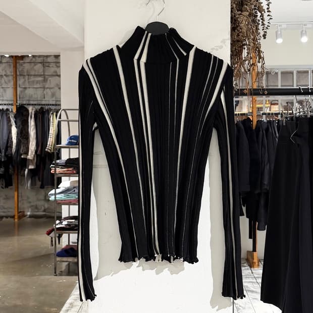 아키라나카 블랙 울 플리츠 롱슬리브 니트