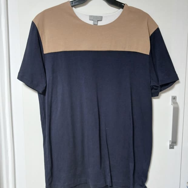 COS 남색/베이지 배색 반팔 티셔츠