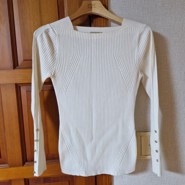 여성 michaa 골드버튼 니트 91사이즈