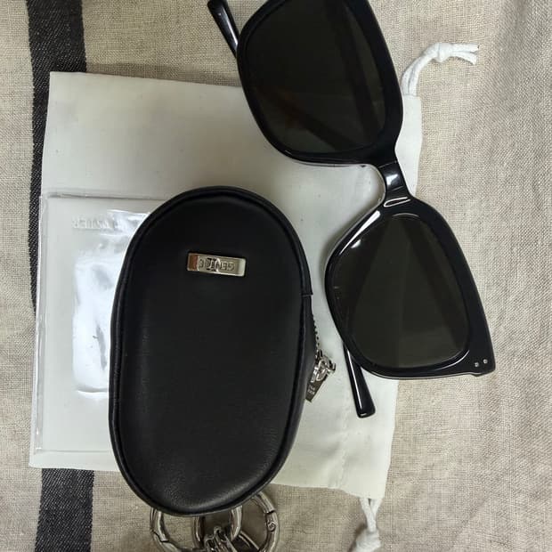 젠틀몬스터 접이식 마니티01  팝니다 