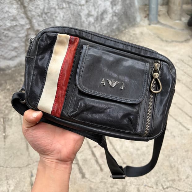 Armani Jeans 레더 트리컬러 포켓 크로스백