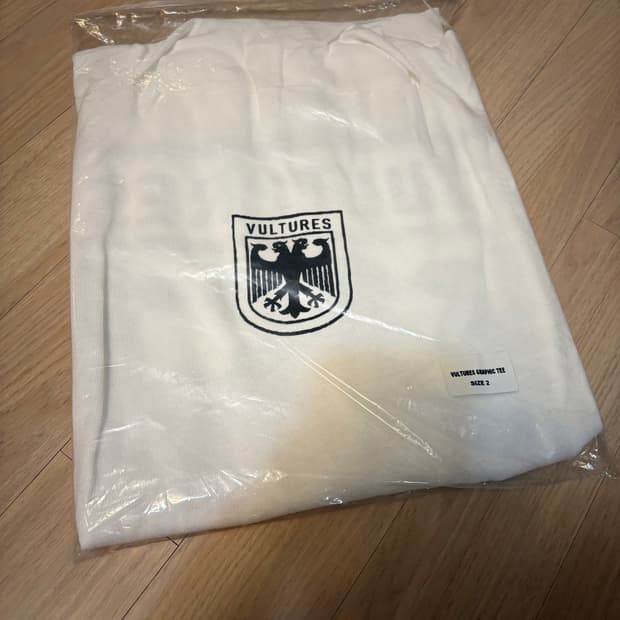 이지 벌처스 박스 티셔츠 화이트 (벌처스 리스닝 익스피리언스 코리아)