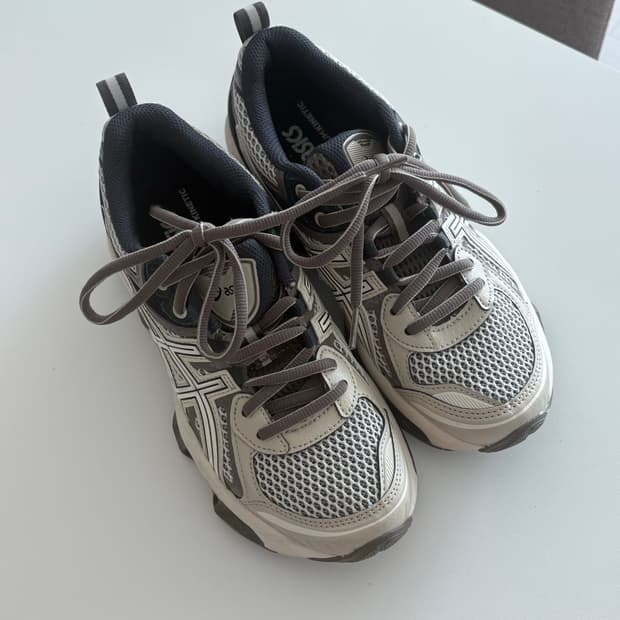 아식스 젤 퀸덤 키네틱 버치 다크 토프 235