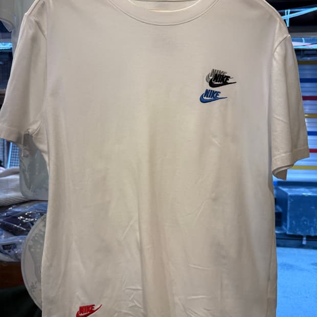 나이키 멀티스우시 화이트 반팔티