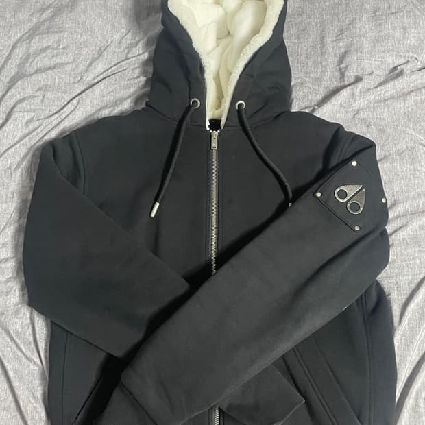 무스너클 버니스웨터