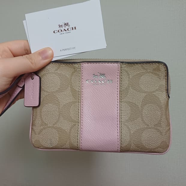 (정품)코치 시그니처 딸기우유 핑크 배색 리스틀릿 지갑 y2k 히메갸루