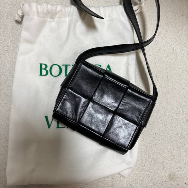 보테가 베네타 미니 레더 카세트백 블랙
