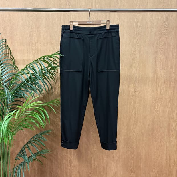 시스템 슬랙스 팬츠 허리 밴딩 사각 포켓 밑단 롤업 마감 디테일 블랙