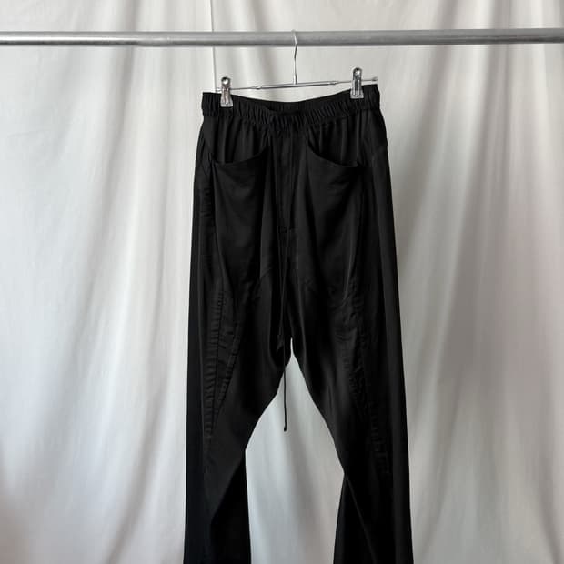 Julius 23SS 지오메트릭 사틴 팬츠